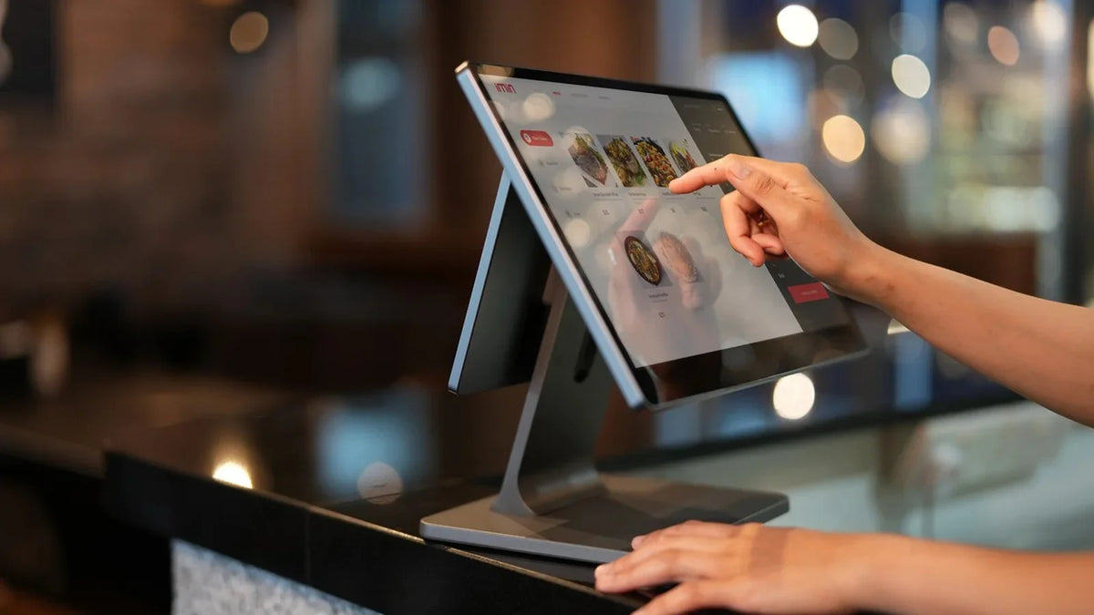 Commerçante utilisant une caisse tactile